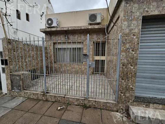 Venta Casa De 6 Ambientes Con Cochera En  Sarandí