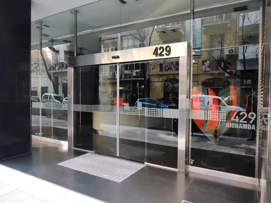 Dueño Directo Alquila Monoambiente A 1 Cuadra De Callao Y Corrientes, Edificio De Categoría, 12 Años De Antigüedad. Zona Facultades. 4 Piso A La Calle. Muy Luminoso. Seguridad Con Vigilancia 24hs