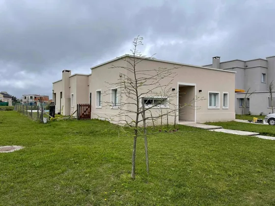 Casa En Venta - 4 Dormitorios 3 Baños - 800mts2 - Lagos De San Eliseo