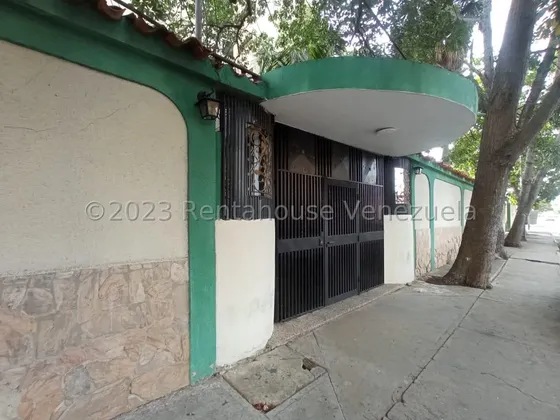 Andreymar Canelón Vende Amplio Apartamento Al Este De Barquisimeto, Cómodas Habitaciones, Buena Opción Para Invertir.