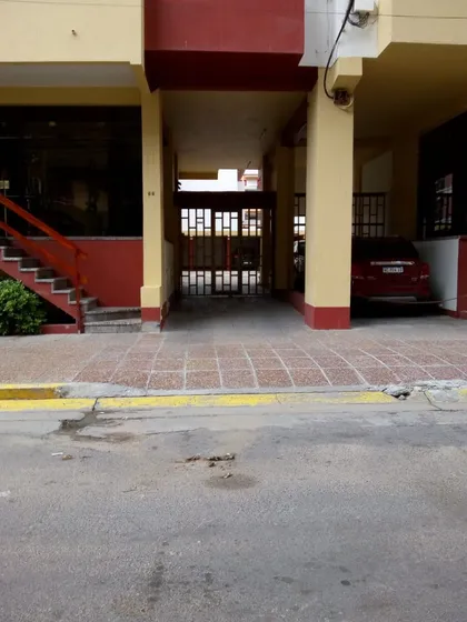 Departamento Semipiso Amueblado C/ Cochera Cubierta En San Bernardo A Pocos Metros De La Playa. Luminoso, Con Detalles De Calidad (cerramientos De Madera, Etc.)