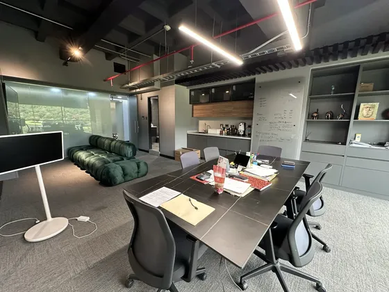 Oficina En Venta De 863 Mtrs2 Todo Un Piso Completo,amoblada Y Remodelada En Cc.express Macaracuay Mls #26-2394 Francis Zeppieri