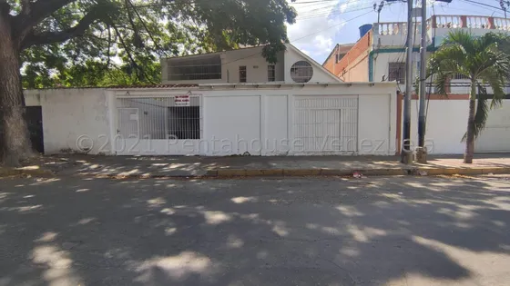 Vendo Hermosa Casa Ubicada En Los Nisperos Turmero, Cód. 25-14715 Myc