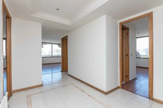 Edificio Av. Manquehue Sur (1 Est. 1 Bod.) Vista Poniente P