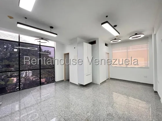 Oficina En Venta Urb La Arboleda Maracay Con Puesto De Estacionamiento Kg:25-17224