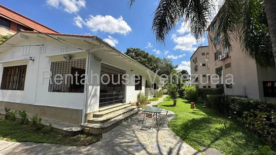Casa En Venta Con Anexo En Los Palos Grandes Dubravska Alarcón 25-9172