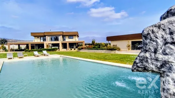 Moderna Casa En Venta De 7 Dorm. En Olmué. En Parcela.