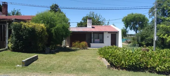 Casa De 2 Dormitorios, 1 Baño, Living Comedor, Cocina, Porch