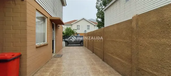 Casa En Venta De 3d, 3b En Condominio.