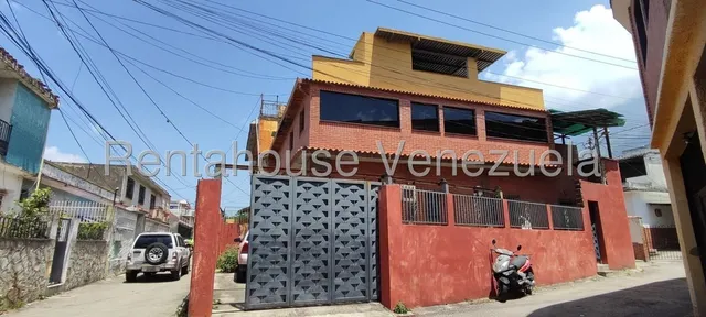 Amplia Casa Con 2 Apartamentos Independientes En Calle Ciega Montecristo  Nb 5-13977