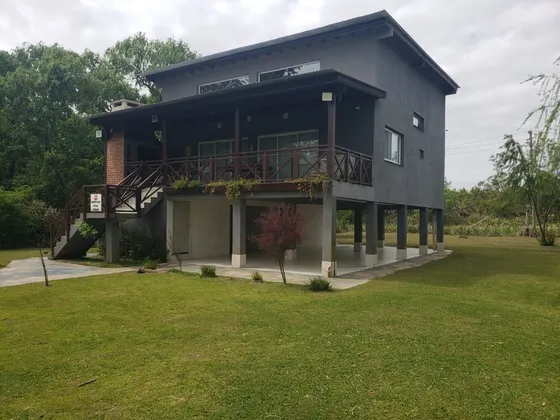Canal De Este - Casa Construida Integramente De Material Con Un Hermoso Entre Piso De Quebracho
