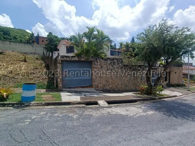 Casa Con Muy Buenos Espacios, Ubicada En Una De Las Mejores Zonas De Valencia, Calle Cerrada Con Vigilancia Privada. Area Verdes Muy Espaciosas. Cuatro Puestos De Estacionamiento.