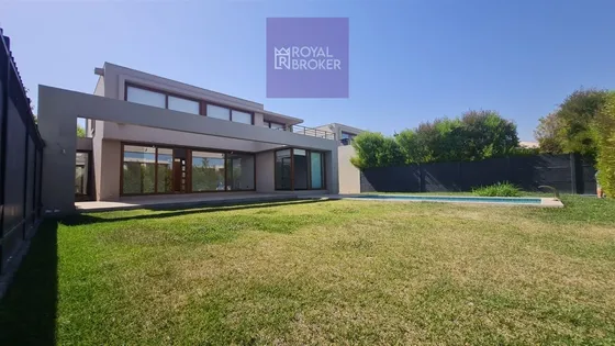 Casa En Venta De 4 Dorm. En Colina A Pasos De Colegios.
