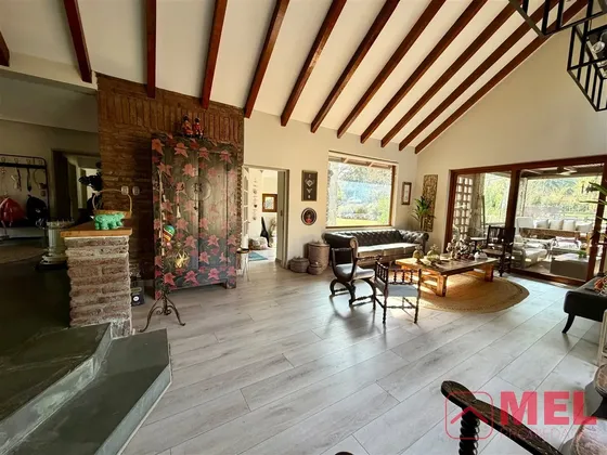 Casa En Venta De 7 Dorm. En Colina