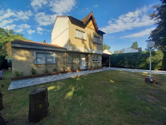 Casa En Venta 4 Ambientes En La Reja - Moreno Con Pileta Y Quincho