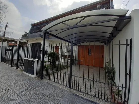 Casa En Venta - 5 Dormitorios 3 Baños - Cochera Patio Parrilla - 360 Mts2 - Monte Grande