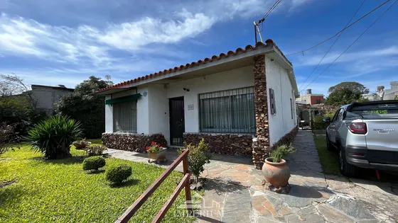 Venta De Casa 4 Dormitorios Y 2 Baños En La Blanqueada Con Garage, Jardín Y Fondo