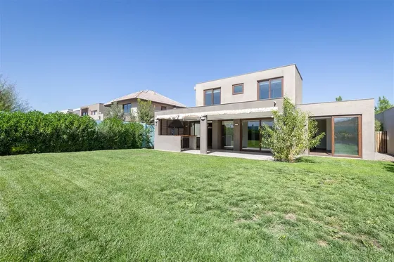 Casa Mediterránea En Santa Elena Con Quincho Incorporado