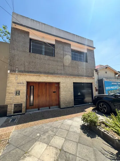  Casa 4 Dormitorios En Venta Con Cochera - Banfield Oeste