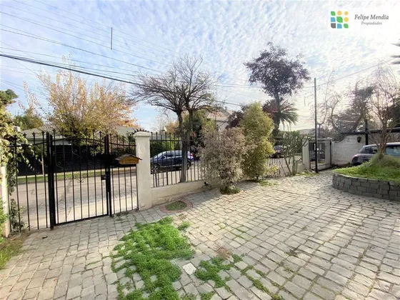 Casa 4 Dormitorios Y Gran Jardin En Calle Tranquila