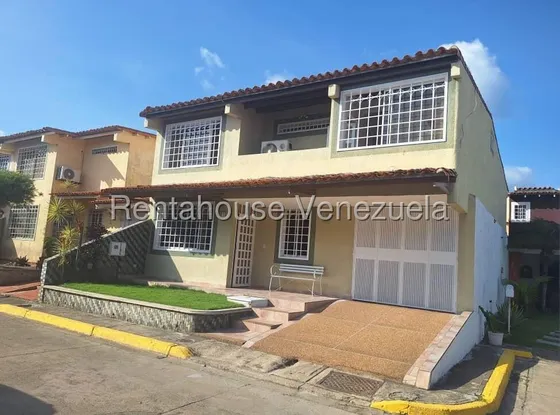 Gisselle Lobo Tiene En Venta Hermosa Casa Ubicada En El Este De Barquisimeto En Excelente Condominio Posee 5 Habitaciones 5 Baños En Optimas Condiciones 2 5 2 3 5 8 6                                  