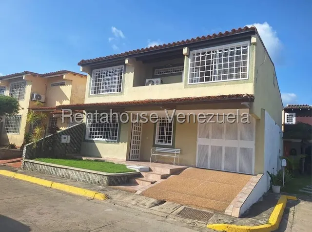Gisselle Lobo Tiene En Venta Hermosa Casa Ubicada En El Este De Barquisimeto En Excelente Condominio Posee 5 Habitaciones 5 Baños En Optimas Condiciones 2 5 2 3 5 8 6                                  