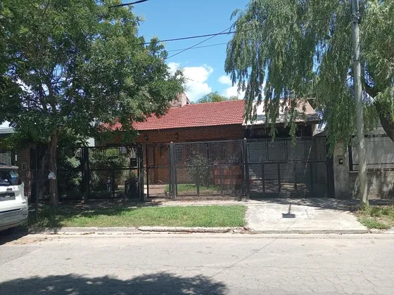 Casa En Venta - 2 Dormitorios 1 Baño - Cochera - 273mts2 - Berazategui