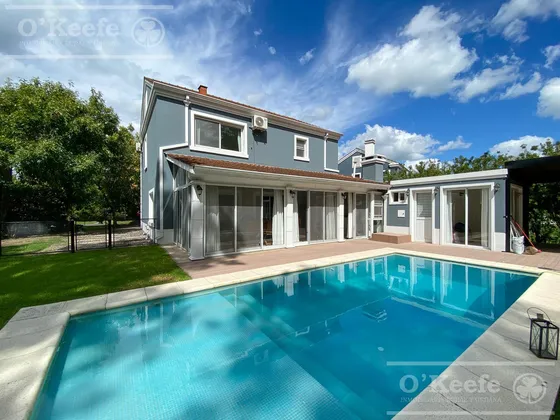 Casa En Venta  De 4 Ambientes En Club De Campo Abril Hudson Berazategui