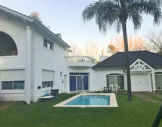 Divina Casa En  El Casco Country Club , Zárate.