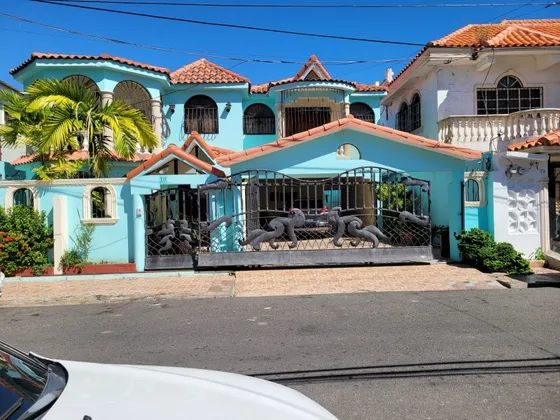 Vendo Casa De Dos Niveles En El Sector Los Corales