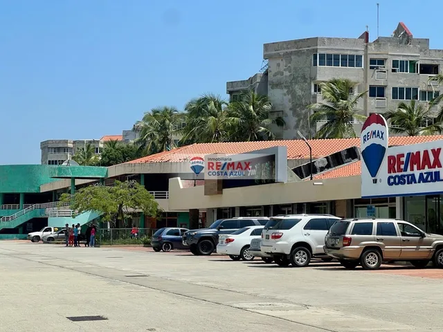 Remax Vende Espacioso Local En Tucacas Listo Para Operar En El Centro Comercial Caribbean.