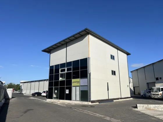 Nave Industrial/ Comercial En Alquiler En Av, Barceló De Punta Cana, 3niveles, Con Oficina, Cocina, Almacén