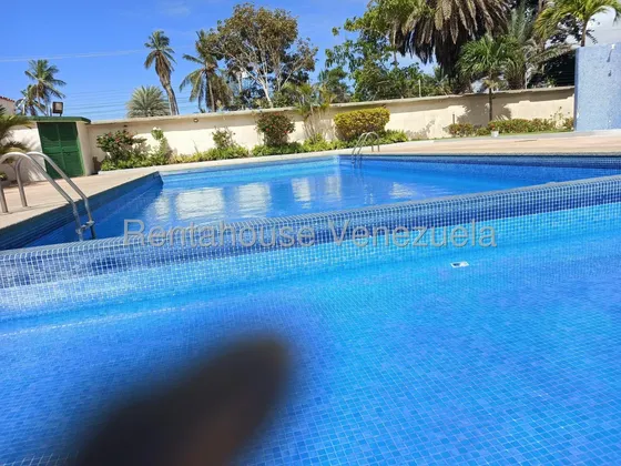 Excelente Apartamento Completamente Amoblado En Frente De La Bahia De Pampatar Estupenda Propiedad De 64 M2, Muy Bien Mantenida, 2 Maleteros, 2 Puestos De Estacionamiento. Ideal Para Vacacionar. Mas