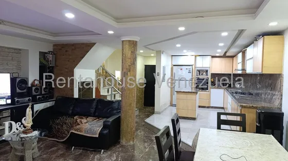 Cómodo Townhouse En Urbanización Cerrada Donde Fluye La Privacidad Y La Tranquilidad, Cercano A Comercios, Supermercados, Colegios, Vias Pricipales Y Autopista, Distribuido En Bella Y Amplia Cocina
