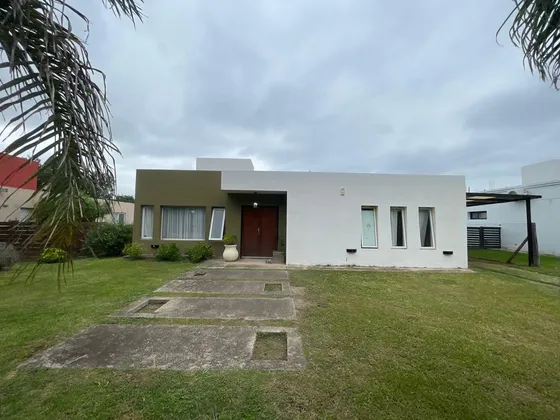 Solares De San Alfonso. Casa En Venta De 2 Dormitorios C/ Cochera. Villa Allende