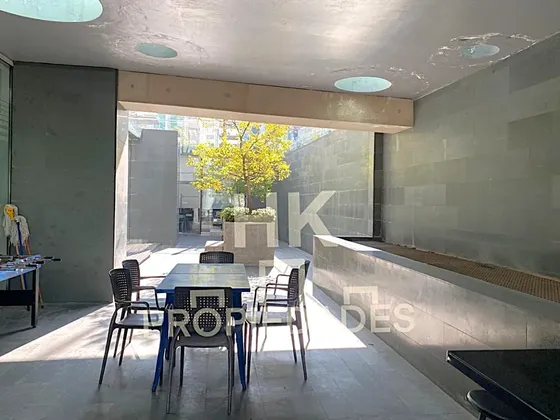 Estupenda Con Terraza Barrio El Golf / Isidora Goyenechea