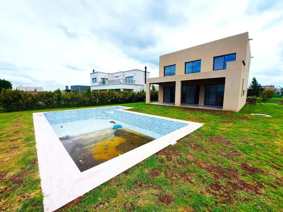 Casa En Venta - 4 Dormitorios 3 Baños - 784mts2 - Escobar