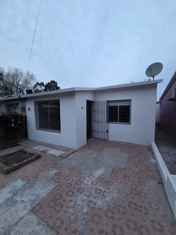 Casa De 2 Dormitorios A Nuevo,  En Barrio Cerrado,  Muy Luminosa Y Lugar Para Dejar Vehículo. $ 27.000