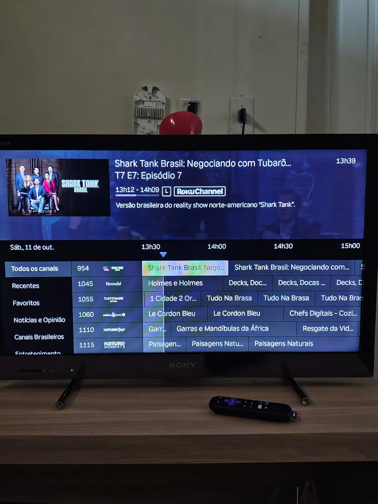 Roku Streaming Stick em uma TV antiga