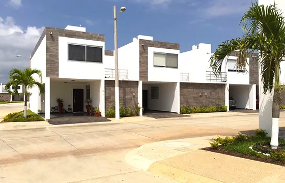 Casa En Venta En Fracc. Real Campestre En Coatzacoalcos, Veracruz En Calle De Cerrada Cardo # 108. Cd*