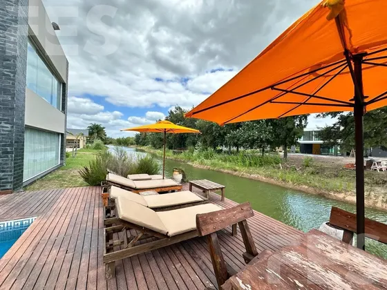 Casa Con Deck Y Piscina Sobre Lago, Con 3 Dormitorios, En Una Planta, En San Eliseo Golf & Country Club
