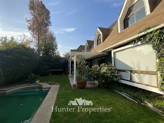 Casa En Venta De 4 Dorm Mas Servicio, Condominio En La Reina
