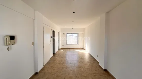 Venta Departamento Semipiso 1 Ambiente En Moron. (3ºb)