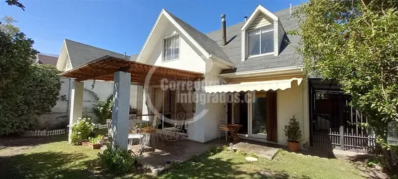 Casa En Venta De 4 Dorm. En Peñalolén