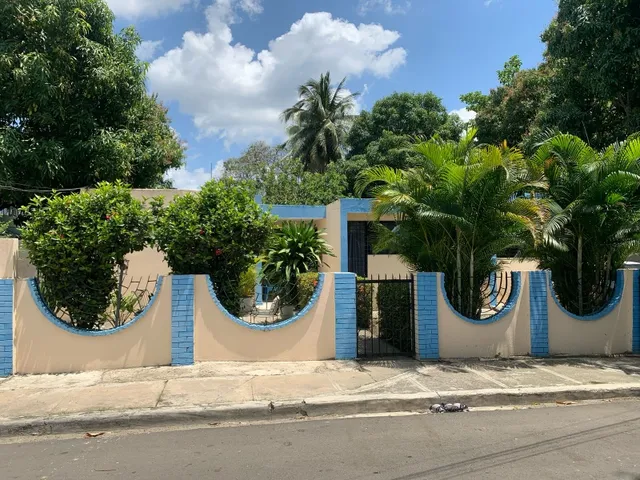 Casa En Llanos De Gurabo Con Amplio Terreno En Llanos De Gur