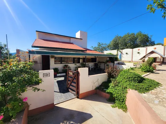 Venta: Casa + Departamento - 4 Dormitorios - Apto Crédito - La Quinta - Villa Carlos Paz