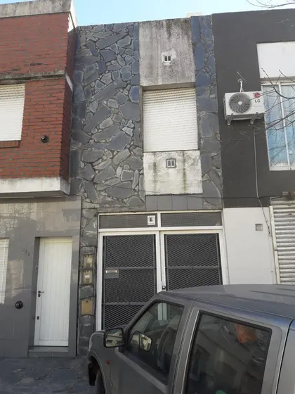 Departamento Monoambiente ((totalmente Independendiente))(( No Comparte Espacios Ni Servicios)) ((sin Consorcio))((sin Expensas)). Garaje Patio Monoambiente En 1er Piso. (((posible Local Comercial)))