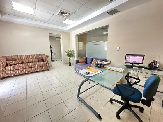Local Comercial En Venta En Zona Universitaria, 120m², Ideal Para Oficinas O Consultorios  Rd$8mm