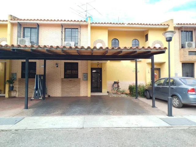 Alquiler De Townhouse En Mañongo, Res. Villas Iñaki. Luz Coelho