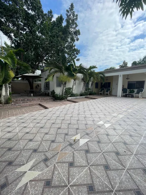 En Venta Amplia Casa En Zona Tranquila De Arroyo Hondo, Con Amplio Espacios En Zona Tranquila 